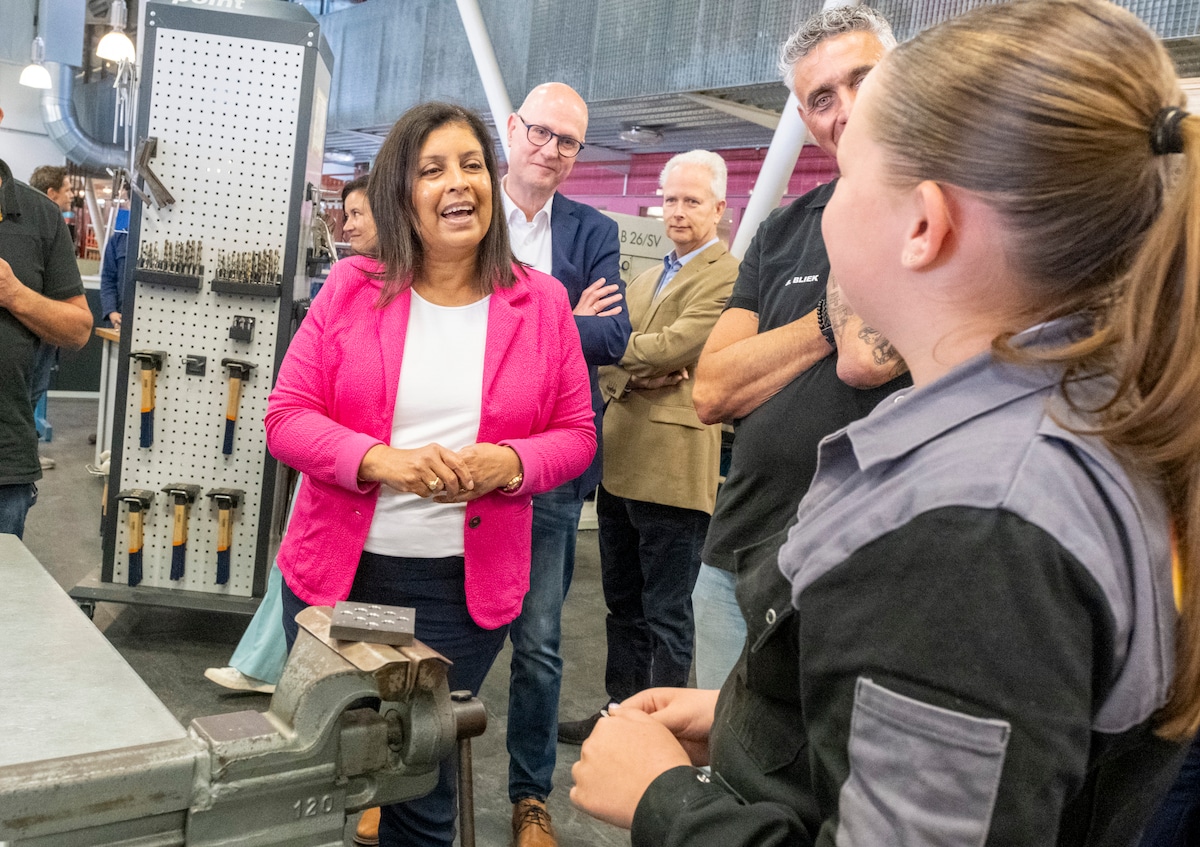 Staatssecretaris Mariëlle Paul in gesprek met een leerling tijdens een werkbezoek dit voorjaar aan mbo-onderwijsinstelling Scalda in Vlissingen.