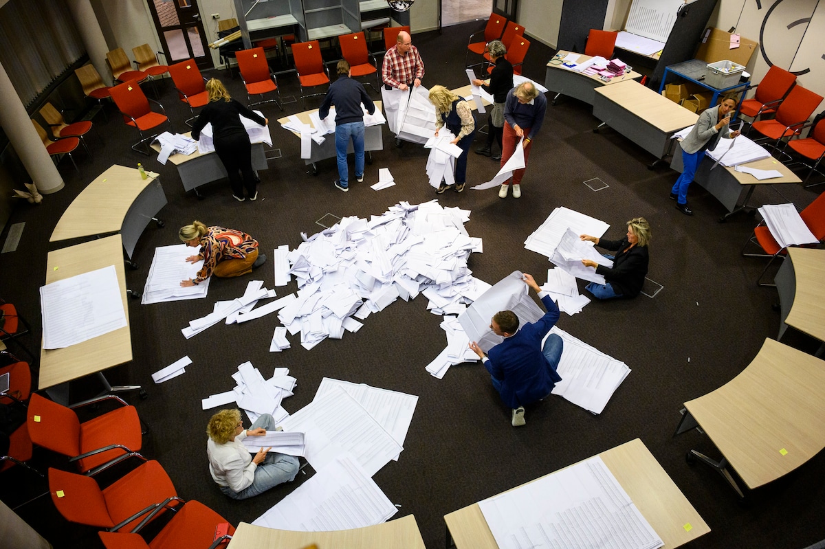 Stemmen tellen in Hardinxveld-Giessendam.